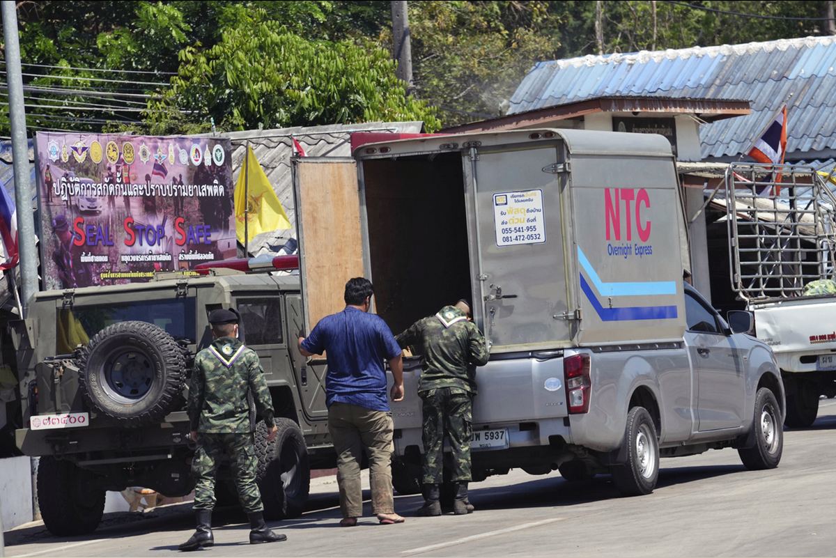 Un soldat thaïlandais inspecte un camion à la frontière entre la Thaïlande et la Birmanie, dans la ville de Mae Sot, afin de prévenir le trafic d’êtres humains. 26/02/2025 (Associated Press/Sakchai Lalit)